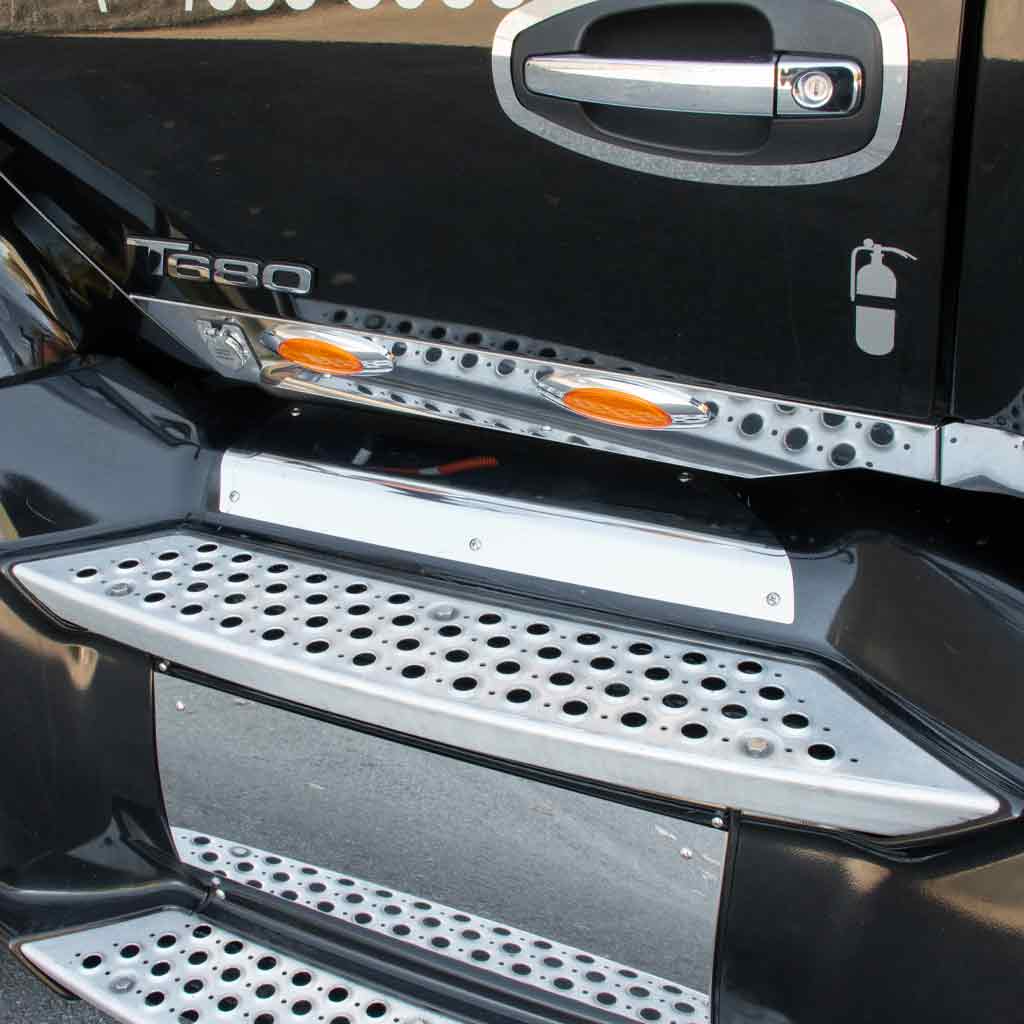 KW. T680 Front Kick Plates (All Years) – Upper Step